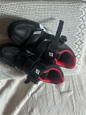 Peloton Original Cycling she’s in size wmns size 7-7.5